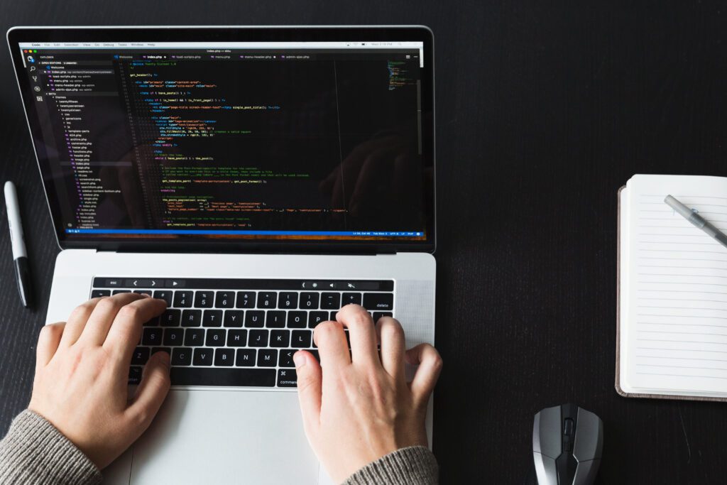 Rappresentazione di un computer acceso grigio posizionato su una scrivania nera.
